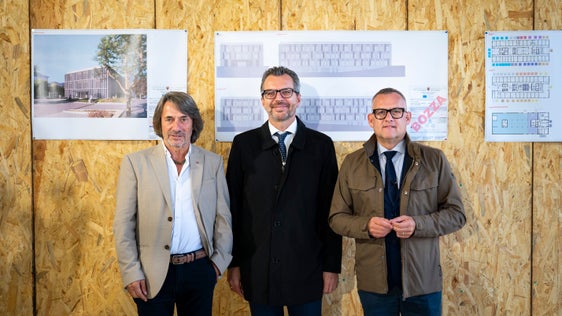 Landesrat Hubert Messner (von links), der Bürgermeister von Leifers, Giovanni Seppi, und Landesrat Christian Bianchi zogen Bilanz über den Fortschritt der Bauarbeiten am Haus der Gemeinschaft in Leifers. (Foto: LPA/Fabio Brucculeri)