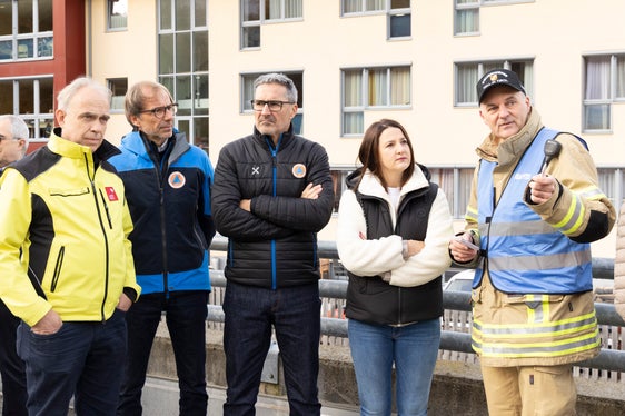 Während der grenzüberschreitenden Katastrophenschutzübung (von links): der Leiter des Tiroler Zentrums für Krisen- und Katastrophenmanagement Elmar Rizzoli, der Direktor der Agentur für Bevölkerungsschutz Klaus Unterweger, Landeshauptmann und Bevölkerungsschutzlandesrat Arno Kompatscher, Tirols Zivil- und Katastrophenschutzlandesrätin Astrid Mair, Peter Angerer vom Landesfeuerwehrband Tirol (Foto: Land Tirol/Die Fotografen)