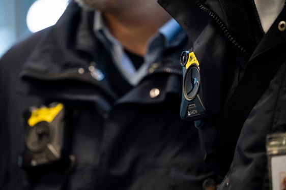 La bodycam per i controllori è uno degli ausili tecnici da utilizzare in caso di emergenza. I nuovi autobus sono attrezzati anche con pulsanti di emergenza e telecamere. (Foto: USP/Fabio Brucculeri)