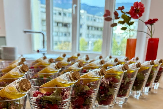 La scelta del colore rosso nella nuova cucina didattica della scuola professionale di Aslago ha caratterizzato anche il filo conduttore culinario della cerimonia di inaugurazione. (Foto: USP/Scuola professionale per l'economia domestica e agroalimentare di Aslago)