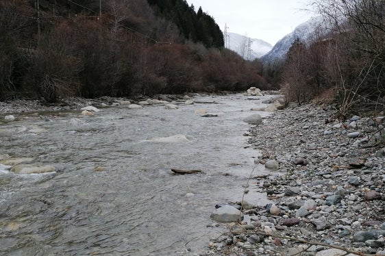 Nachher: Derselbe Abschnitt des Eisacks bei Oberau mit um rund einen Meter erhöhter Bachsohle nach Abschluss der Arbeiten der Wildbachverbauung (Foto: LPA/Landesamt für Wildbach- und Lawinenverbauung Nord)