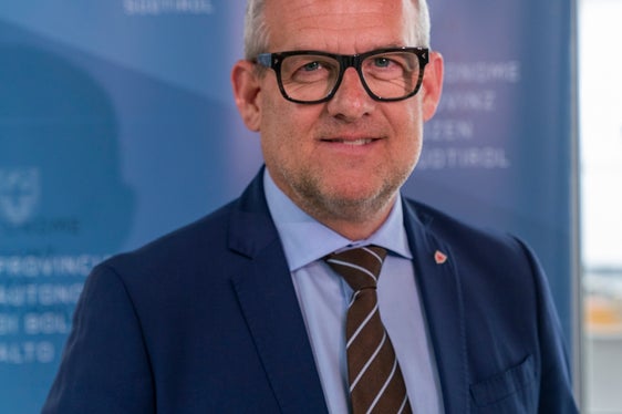 “La possibilità di una cessione anticipata e provvisoria per l’uso trova il suo fondamento nel protocollo d’Intesa e negli accordi di programma già sottoscritti da Provincia autonoma di Bolzano, Ministero della Difesa e Agenzia del Demanio. La proprietà dell’area dell’immobile verrà invece trasferita alla Provincia in un secondo momento attraverso una permuta, nel momento in cui risulteranno terminati i lavori nell’ammontare previsto per il valore dell’area”, così l'assessore provinciale Christian Bianchi. (Foto USP/Daniel von Johnston)