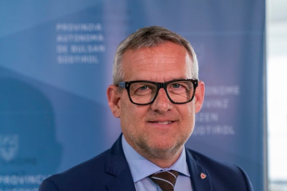 “La possibilità di una cessione anticipata e provvisoria per l’uso trova il suo fondamento nel protocollo d’Intesa e negli accordi di programma già sottoscritti da Provincia autonoma di Bolzano, Ministero della Difesa e Agenzia del Demanio. La proprietà dell’area dell’immobile verrà invece trasferita alla Provincia in un secondo momento attraverso una permuta, nel momento in cui risulteranno terminati i lavori nell’ammontare previsto per il valore dell’area”, così l'assessore provinciale Christian Bianchi. (Foto USP/Daniel von Johnston)