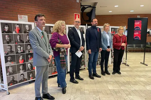 Die italienische Schulwelt hat sich zusammengeschlossen, um das Problem der Gewalt gegen Frauen anzugehen. Auf dem Bild (von links): Schulamtsleiter Vincenzo Gullotta, Caterina Pifano, Fachlehrerin an der Landesberufsschule für Industrie und Handwerk Einaudi, Schulleiter Franco Ramaroli, Landesrat Marco Galateo, Maria Luisa Eccher, Fachlehrerin für Grafikdesign und Fotografie und Projektkoordinatorin und die Leiterin der italienischen Fachschule für Obst-, Wein- und Gartenbau, Diana Palumbo. (Foto: LPA)