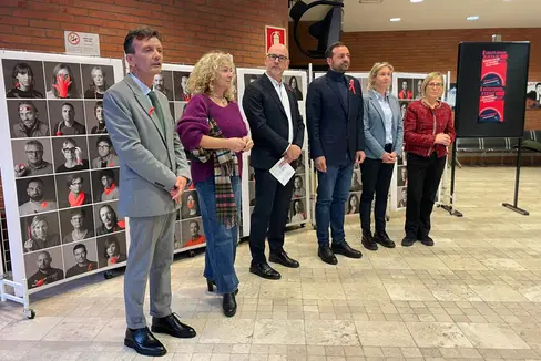 Die italienische Schulwelt hat sich zusammengeschlossen, um das Problem der Gewalt gegen Frauen anzugehen. Auf dem Bild (von links): Schulamtsleiter Vincenzo Gullotta, Caterina Pifano, Fachlehrerin an der Landesberufsschule für Industrie und Handwerk Einaudi, Schulleiter Franco Ramaroli, Landesrat Marco Galateo, Maria Luisa Eccher, Fachlehrerin für Grafikdesign und Fotografie und Projektkoordinatorin und die Leiterin der italienischen Fachschule für Obst-, Wein- und Gartenbau, Diana Palumbo. (Foto: LPA)