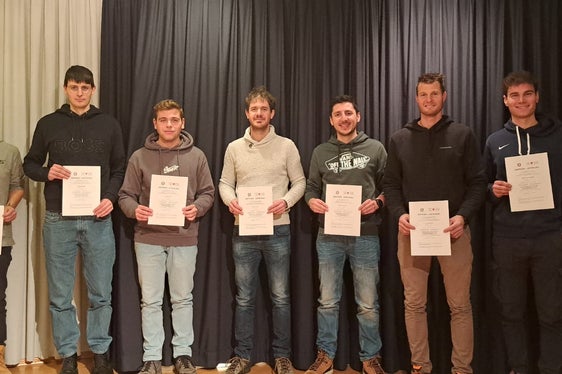 Sieben neu zertifizierte Skiservicetechniker haben gestern Abend in Bruneck ihr Diplom in Empfang genommen. (Foto: LPA/BBZ Bruneck)