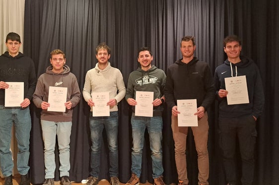 Sette nuovi tecnici di assistenza sciistica hanno ricevuto i loro certificati ieri sera a Brunico. (Foto: ASP/BBZ Brunico)