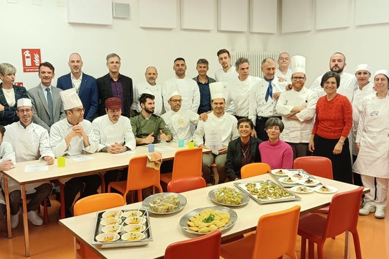 Foto di gruppo per i neo-diplomati cuochi dietisti, che hanno ricevuto il diploma al termine di un corso formativo durato 210 ore. Nella foto (da sinistra, in piedi in seconda fila) il docente Alessandro Lauria, la direttrice della Scuola Ritz Coretta Ceretta, il sovrintendente scolastico Vincenzo Gullotta, Il coordinatore del Centro di Formazione continua sul lavoro Matteo Apolloni e il direttore della Formazione professionale Giuseppe Delpero. (Foto: USP)