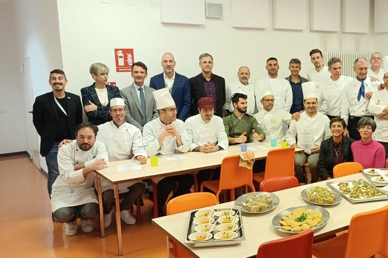 Foto di gruppo per i neo-diplomati cuochi dietisti, che hanno ricevuto il diploma al termine di un corso formativo durato 210 ore. Nella foto (da sinistra, in piedi in seconda fila) il docente Alessandro Lauria, la direttrice della Scuola Ritz Coretta Ceretta, il sovrintendente scolastico Vincenzo Gullotta, Il coordinatore del Centro di Formazione continua sul lavoro Matteo Apolloni e il direttore della Formazione professionale Giuseppe Delpero. (Foto: USP)