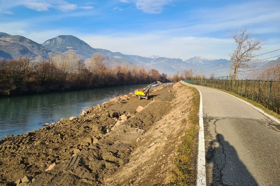 L'immagine mostra la costruzione del muro di protezione della sponda nel tratto dell'Adige nel Comune di Terlano. (Foto: USP/Ufficio Sistemazione bacini montani sud, Agenzia per la protezione civile)
