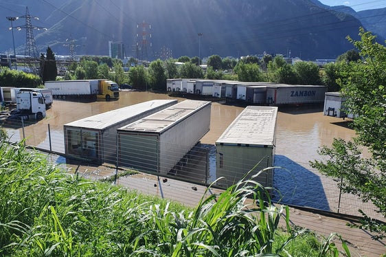 Il parcheggio invaso dall'acqua all'altezza dell'accesso autostradale a Bolzano sud. (Foto: ASP/Agenzia Protezione civile/Sistemazione bacini montani)