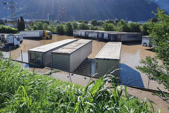 Il parcheggio invaso dall'acqua all'altezza dell'accesso autostradale a Bolzano sud. (Foto: ASP/Agenzia Protezione civile/Sistemazione bacini montani)
