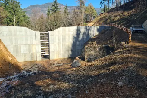 Nel tratto medio del torrente Campiglio, a monte del maso Stauderhof a Campegno, l'Ufficio provinciale Sistemazione bacini montani Sud sta costruendo una briglia di trattenuta con una capacità di 11.500 metri cubi. (Foto: Ufficio provinciale Sistemazione bacini montani Sud dell'Agenzia per la Protezione civile)