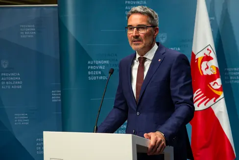 Il presidente Kompatscher prima del viaggio a Bruxelles: È urgente anche un'azione a livello europeo per consentire la regolamentazione delle popolazioni di orsi e lupi (Foto: ASP/Fabio Brucculeri)