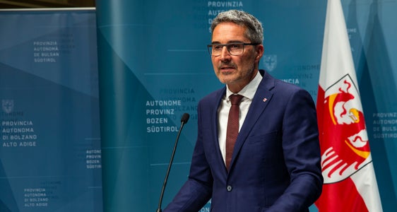 Landeshauptmann Kompatscher vor der Reise nach Brüssel: Auch auf EU-Ebene besteht dringlicher Handlungsbedarf, um eine Regulierung der Bestände von Bär und Wolf zu ermöglichen. (Foto: LPA/Fabio Brucculeri)