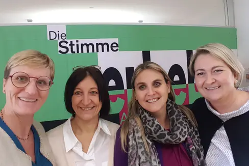 Da sinistra: la coordinatrice Renate Kerschbaumer, la responsabile dell'Area funzionale Tanja Kopf, la presidente Ulrike Oberhammer e la networker Alto Adige-Vorarlberg Siegrid Pescoller (Foto: ASP/Servizio donna)