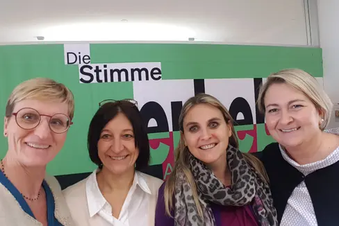 Da sinistra: la coordinatrice Renate Kerschbaumer, la responsabile dell'Area funzionale Tanja Kopf, la presidente Ulrike Oberhammer e la networker Alto Adige-Vorarlberg Siegrid Pescoller (Foto: ASP/Servizio donna)