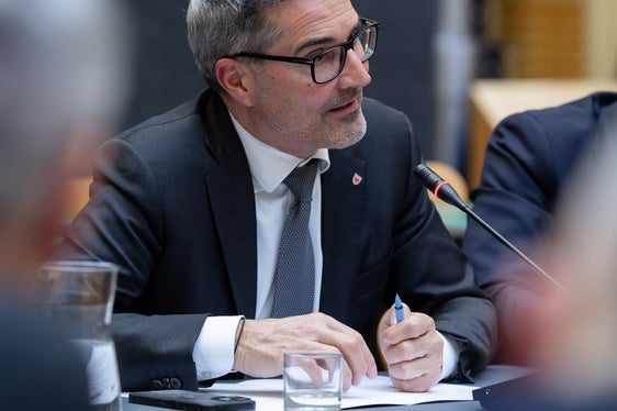 “Stiamo cercando assieme all’azienda la soluzione che dia garanzie ai lavoratori e si concili con le esigenze imprenditoriali, nel rispetto del diritto” ha detto il presidente Kompatscher. (Foto: USP/Lucia Rose Buffa)