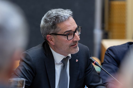 “Stiamo cercando assieme all’azienda la soluzione che dia garanzie ai lavoratori e si concili con le esigenze imprenditoriali, nel rispetto del diritto” ha detto il presidente Kompatscher. (Foto: USP/Lucia Rose Buffa)