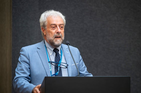 Zu den Rednern gehörte Giuseppe Catalano, Professor an der Universität „Sapienza“ in Rom, der den Einsatz im Bereich der Erzeugung erneuerbarer Energien lobte. (Foto: LPA/Fabio Brucculeri)
