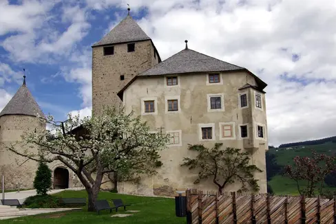 La lijëndes ladines coche arpejon culturela mundiela: cunferënza stampa ai 24 de mei tl Museum Ladin de Ciastel de Tor a San Martin de Tor (Foto: LPA/Museum Ladin Ciastel de Tor)