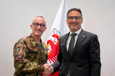 “La visita del nuovo comandante delle Truppe Alpine è stata l’occasione per augurare buon lavoro al generale Vezzoli e per confermare la nostra disponibilità alla massima collaborazione”, ha detto il presidente Kompatscher. (Foto: USP/Fabio Brucculeri)