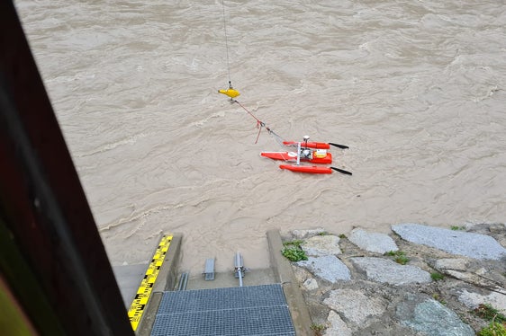 Dieser Acoustic Doppler Current Profiler misst mittels Schallimpulsen den Abfluss, damit überwachen die Mitarbeiter des Landesamtes für Hydrologie und Stauanlagen in der Agentur für Bevölkerungsschutz den Wasserstand der Fließgewässer, hier an der Rienz in Vintl. (Foto: LPA/Landesamt für Hydrologie und Stauanlagen)