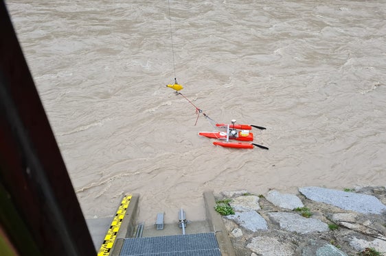 Dieser Acoustic Doppler Current Profiler misst mittels Schallimpulsen den Abfluss, damit überwachen die Mitarbeiter des Landesamtes für Hydrologie und Stauanlagen in der Agentur für Bevölkerungsschutz den Wasserstand der Fließgewässer, hier an der Rienz in Vintl. (Foto: LPA/Landesamt für Hydrologie und Stauanlagen)