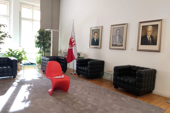 Im Landhaus 1 steht seit heute ebenfalls ein besetzter Platz, mit dem an Opfer von Gewalt erinnert wird. (Foto: LPA/Angelika Schrott)