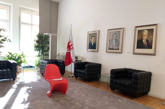 Da oggi, Palazzo 1 della Provincia ha anche un posto occupato per ricordare tutte le vittime di violenza. (Foto:ASP/Angelika Schrott)