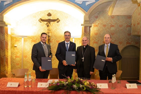 Erfreute Gesichter nach der Unterschrift: (v. l.) Peter Gasser, Arno Kompatscher, Bischof Ivo Muser, Franz Kripp (Foto: LPA/Konrad Faltner)