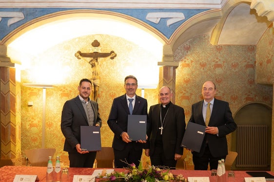 Volti felici dopo la firma: da sinistra Peter Gasser, Arno Kompatscher, il vescovo Ivo Muser e Franz Kripp. (Foto: ASP/Konrad Faltner)