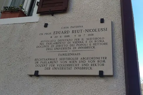 Targa commemorativa sulla casa di famiglia di Eduard Reut-Nicolussi a Luserna. (Foto: Wikimedia/Di Zimber88 - CC BY-SA 4.0)