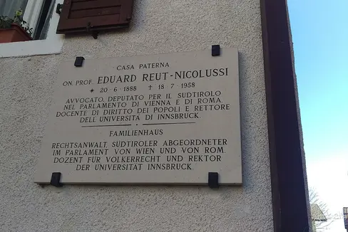 Targa commemorativa sulla casa di famiglia di Eduard Reut-Nicolussi a Luserna. (Foto: Wikimedia/Di Zimber88 - CC BY-SA 4.0)