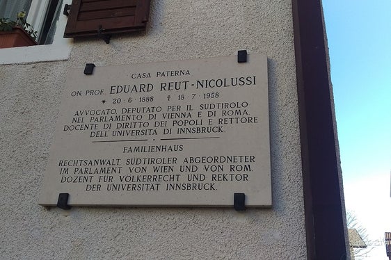 Erinnerungstafel am Familienhaus von Eduard Reut-Nicolussi in Lusern (Foto: Wikimedia/Di Zimber88 - CC BY-SA 4.0)