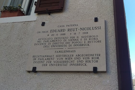 Erinnerungstafel am Familienhaus von Eduard Reut-Nicolussi in Lusern (Foto: Wikimedia/Di Zimber88 - CC BY-SA 4.0)
