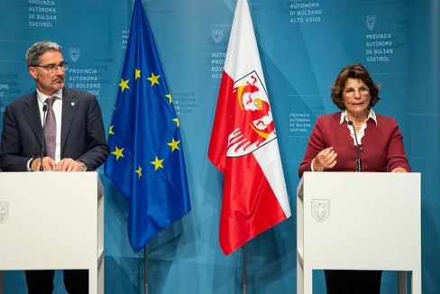 Il presidente altoatesino Arno Kompatscher e l'assessora provinciale Maria Hochgruber Kuenzer hanno tenuto la consueta conferenza stampa al termine dell'odierna seduta della Giunta provinciale (Foto: ASP/Fabio Brucculeri)