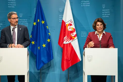 Il presidente altoatesino Arno Kompatscher e l'assessora provinciale Maria Hochgruber Kuenzer hanno tenuto la consueta conferenza stampa al termine dell'odierna seduta della Giunta provinciale (Foto: ASP/Fabio Brucculeri)