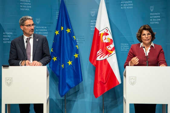 Pressekonferenz am Europatag, 9. Mai: Landeshauptmann Arno Kompatscher und Landesrätin Maria Hochgruber Kuenzer stellten die Beschlüsse der Landesregierung vor. (Foto: LPA/Fabio Brucculeri)
