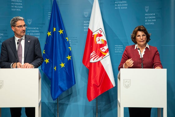 Pressekonferenz am Europatag, 9. Mai: Landeshauptmann Arno Kompatscher und Landesrätin Maria Hochgruber Kuenzer stellten die Beschlüsse der Landesregierung vor. (Foto: LPA/Fabio Brucculeri)