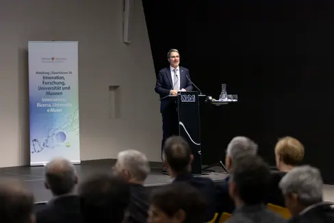 Poiché siamo piccoli, dobbiamo scegliere in quale campo giocare, per vincere la partita, ha dichiarato il presidente Kompatscher, spiegando il significato e lo scopo della strategia di specializzazione (Foto: NOI Techpark)