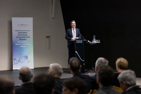 Weil wir klein sind, müssen wir wissen, auf welchem Feld wir spielen, um ein Spiel zu gewinnen, erklärte Landeshauptmann Kompatscher Sinn und Zweck der Spezialisierungsstrategie. (Foto: NOI Techpark)