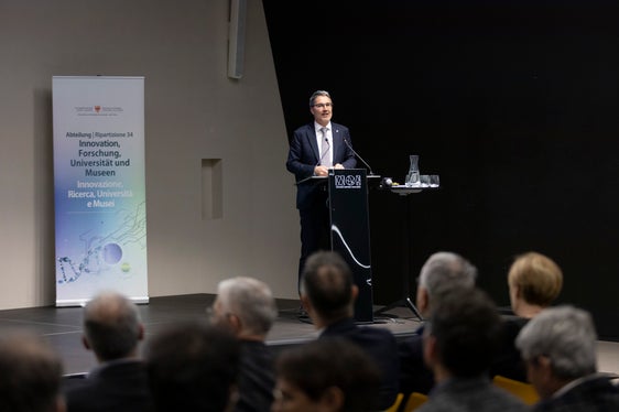 Weil wir klein sind, müssen wir wissen, auf welchem Feld wir spielen, um ein Spiel zu gewinnen, erklärte Landeshauptmann Kompatscher Sinn und Zweck der Spezialisierungsstrategie. (Foto: NOI Techpark)