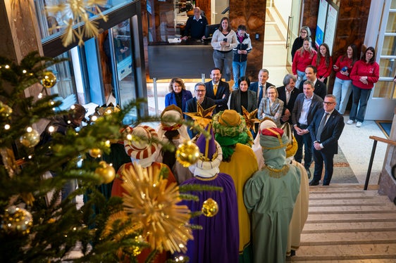 Die Landesregierung unterbrach ihre letzte Sitzung in diesem Jahr, um die jungen Gäste willkommen zu heißen. Landeshauptmann Arno Kompatscher und die Mitglieder der Landesregierung dankten den Kindern und Jugendlichen für ihren Einsatz. Wir freuen uns sehr über euren Besuch: Mit eurer Hilfsbereitschaft und Solidarität unterstützt ihr Menschen in Not, betonte der Landeshauptmann. (Foto: LPA/Fabio Brucculeri)