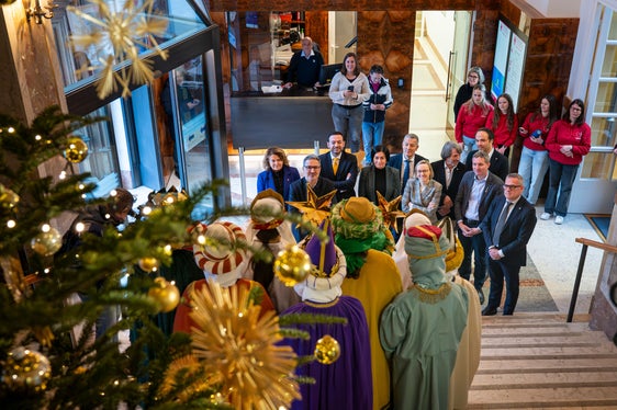 La Giunta provinciale ha interrotto i lavori dell'ultima riunione dell'anno per dare il benvenuto ai giovani ospiti. Il presidente Arno Kompatscher e i membri dell'Esecutivo hanno ringraziato i bambini e i giovani per il loro impegno. Siamo molto contenti della vostra visita: con la vostra disponibilità e solidarietà sostenete le persone in difficoltà, ha sottolineato Kompatscher. (Foto: USP/Fabio Brucculeri)