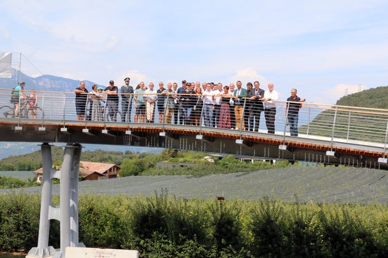 Foto di gruppo su uno dei due ponti dedicati a ciclisti e pedoni inaugurati a Doladizza, nel Comune di Montagna. (Foto: USP/Ingo Dejaco)