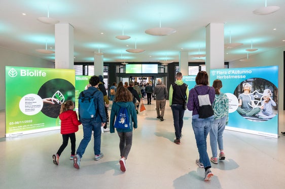 Gefördert wird die Beteiligung an Messen außerhalb des Landes, an digitalen Messen sowie an internationalen Messeveranstaltungen in Südtirol, von Alpitec über Klimahouse bis zu Biolife und Herbstmesse (im Bild). (Foto: Messe Bozen)