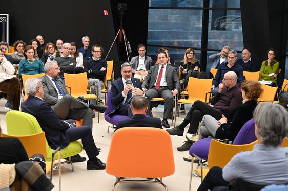 I dirigenti pongono domande: (in centro da sx) il segretario generale Eros Magnago, il direttore generale Alexander Steiner e il presidente della Provincia Arno Kompatscher. (Foto: ASP/Manuela Tessaro)