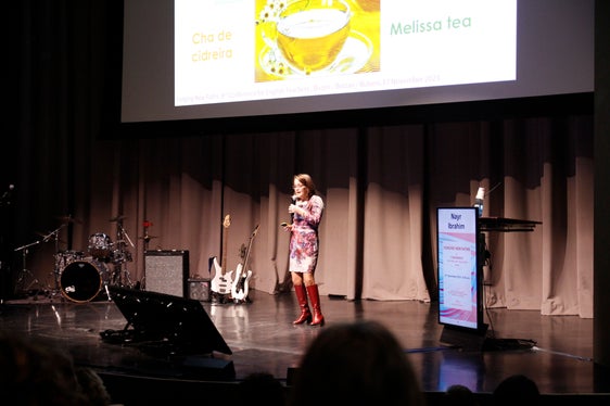 Si è tenuto oggi (17 novembre) all’Eurac Forging New Paths, convegno biennale per 250 docenti d'inglese altoatesini, organizzato dalla Direzione istruzione e formazione tedesca, italiana e ladina. Nell'immagine la relatrice Nayr Ibrahim (Foto: ASP/Verena Hilber)