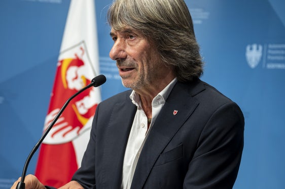 Grazie alle innovazioni introdotte nel percorso formativo vogliamo garantire il mantenimento di un'elevata qualità e, allo stesso tempo, lo adeguiamo alle esigenze attuali, ha spiegato l'assessore Hubert Messner. (Foto: USP/Fabio Brucculeri)